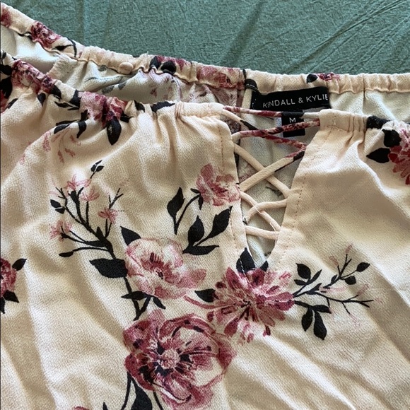 off the shoulders floral top - Picture 2 of 3